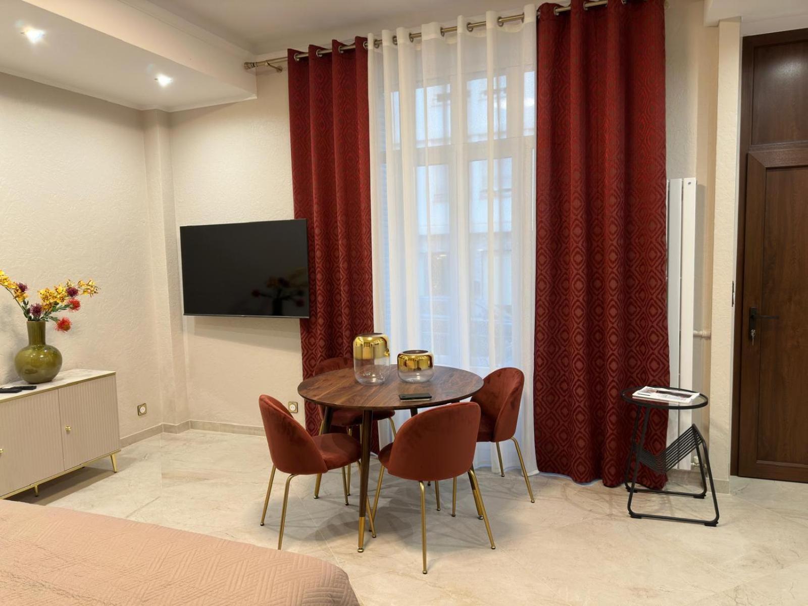Extraordinaire Grand Au Centre 6 Minutes A Pied De La Et L'hotel Negresco Apartamento *